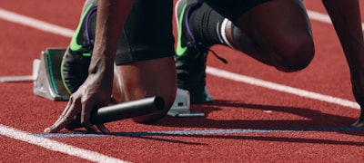 足球运动员在绿茵场上激烈拼抢的瞬间