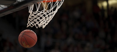 NBA篮球比赛中球员扣篮的精彩画面